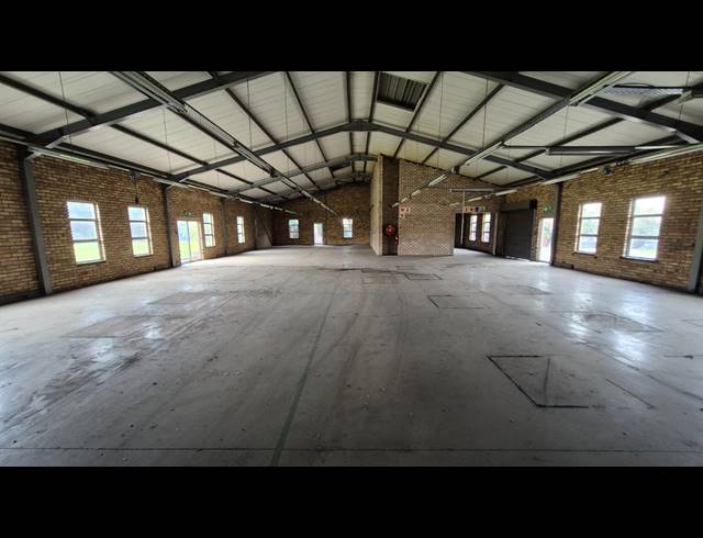 2,450M² WAREHOUSE TO LET IN APEX
